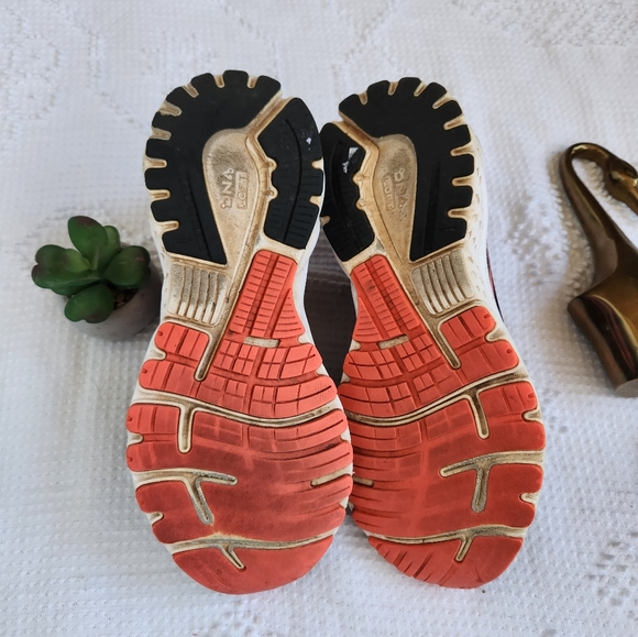 Brooks - Picture 4 of 5